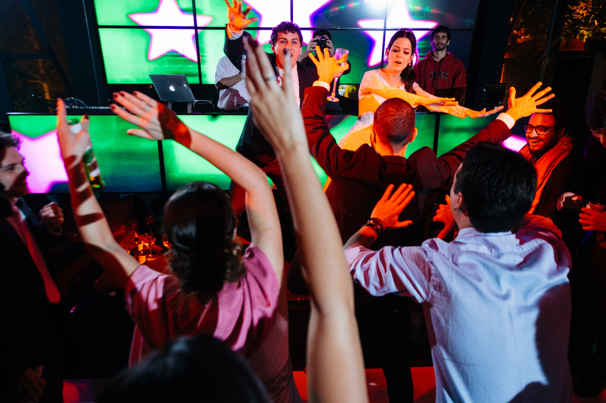 noivos embalam a pista de dança