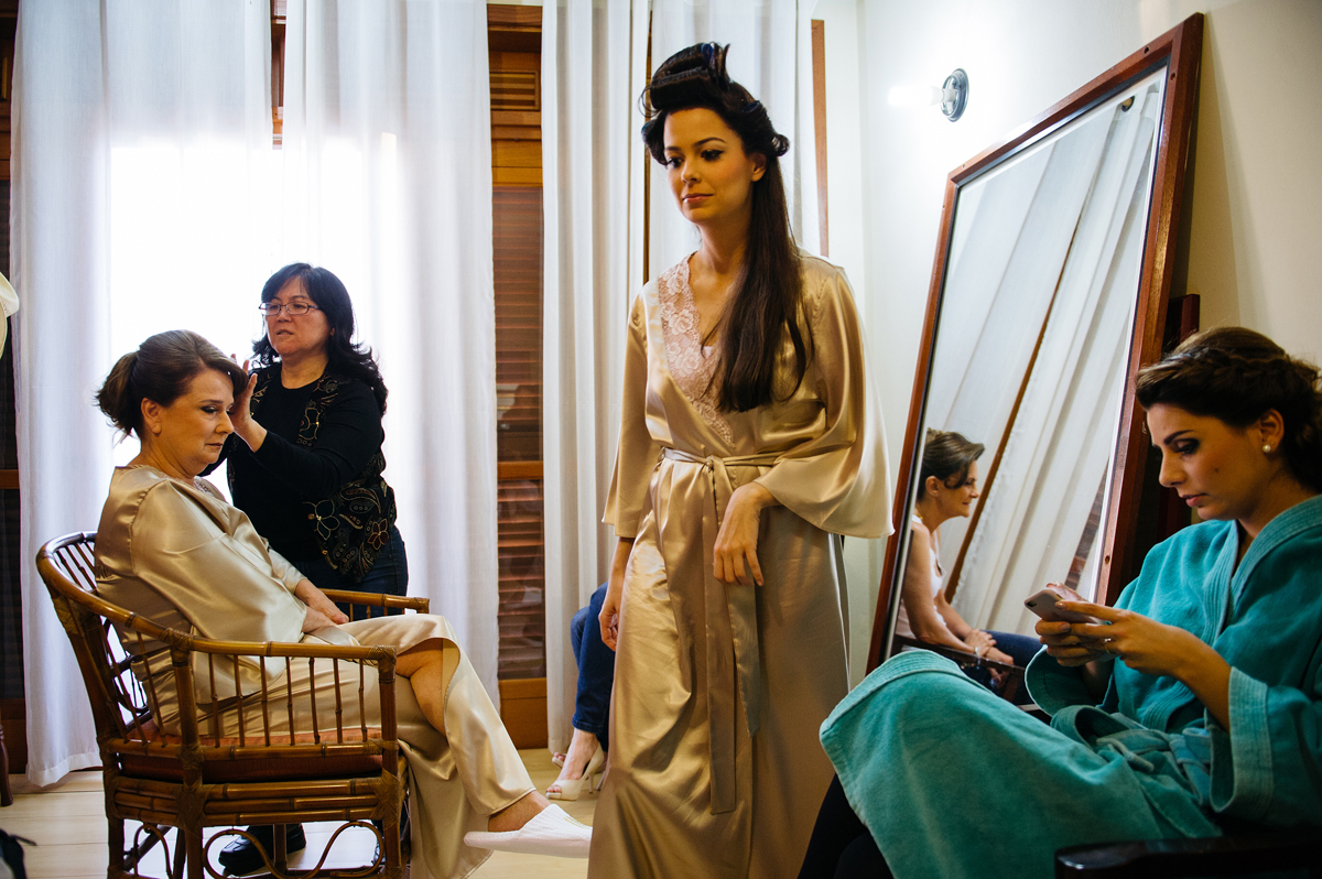 noiva e madrinhas se arrumam para casamento