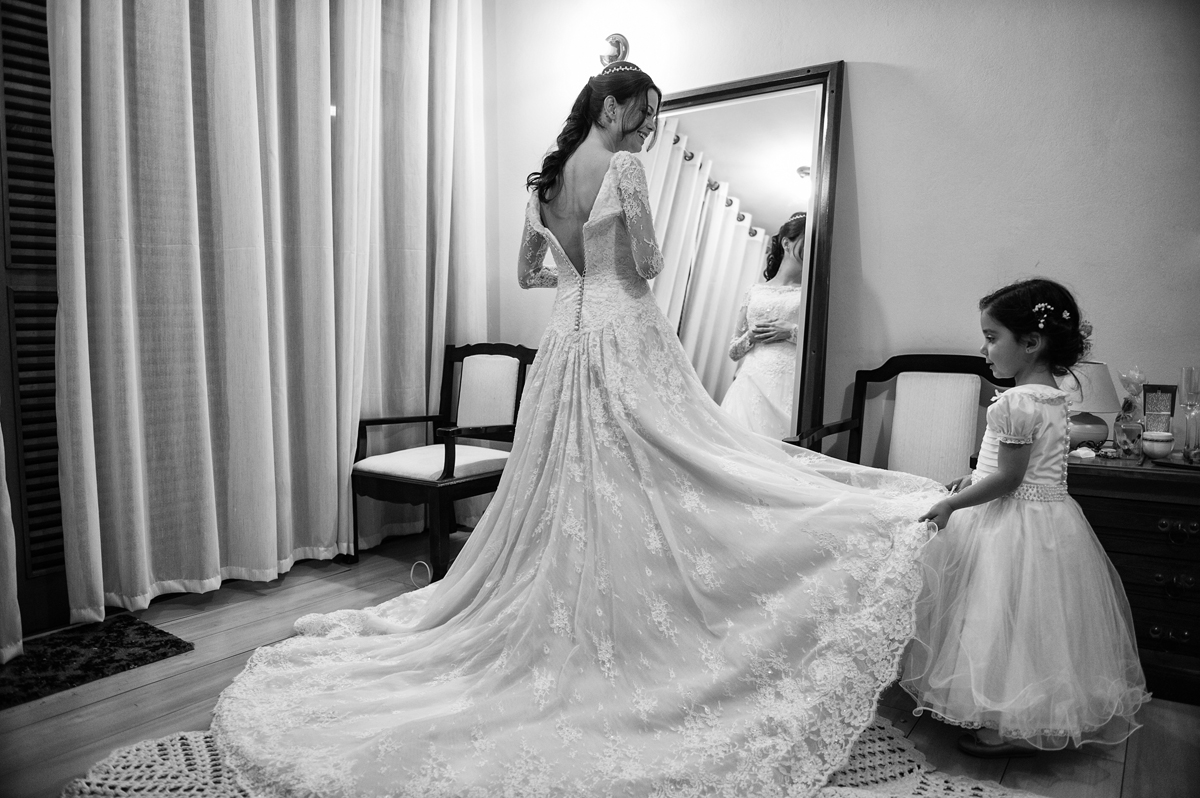 Novinha ajuda a noiva por o vestido