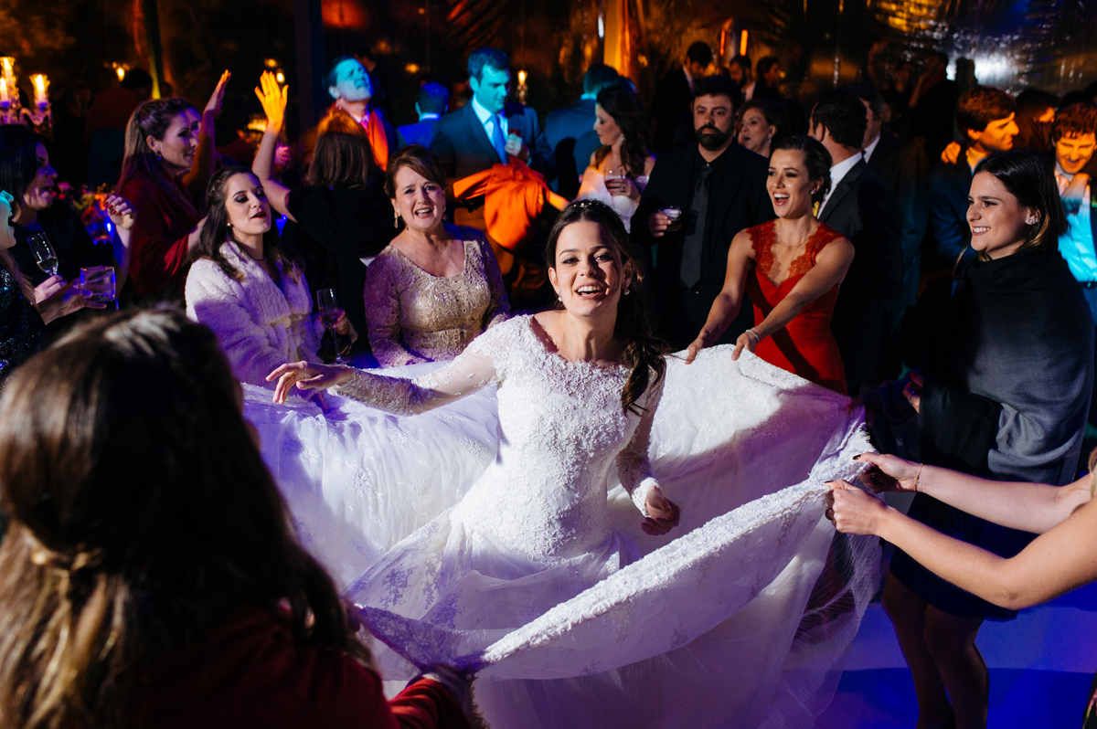 amigas brincando com o vestido na noiva