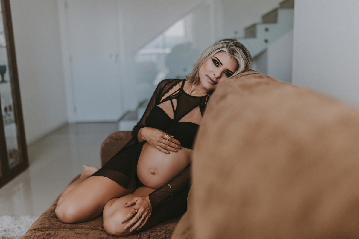 Gestante pregnant ensaio casa home saudável book fotos vitória vila velha roupa leveza bebê gestação neném por sol Golden hour ilha frade neném amor casal belle Cazarotto vestido