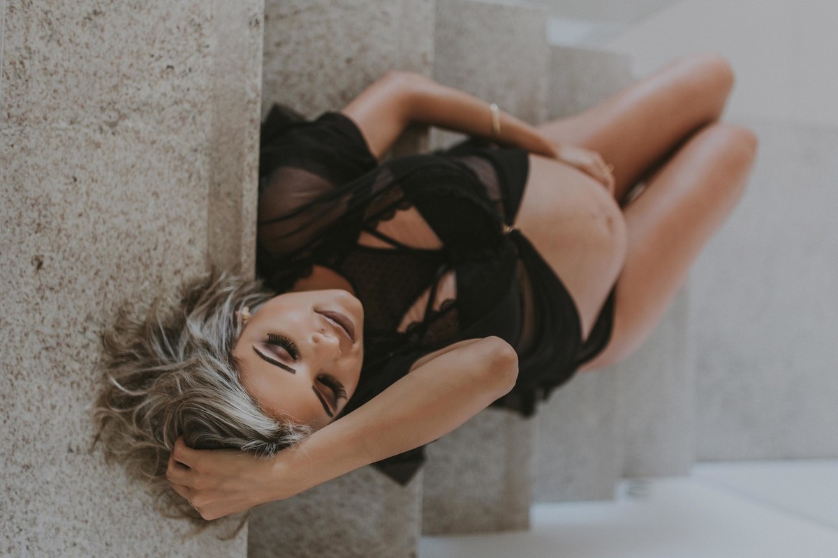 Gestante pregnant ensaio casa home saudável book fotos vitória vila velha roupa leveza bebê gestação neném por sol Golden hour ilha frade neném amor casal belle Cazarotto vestido