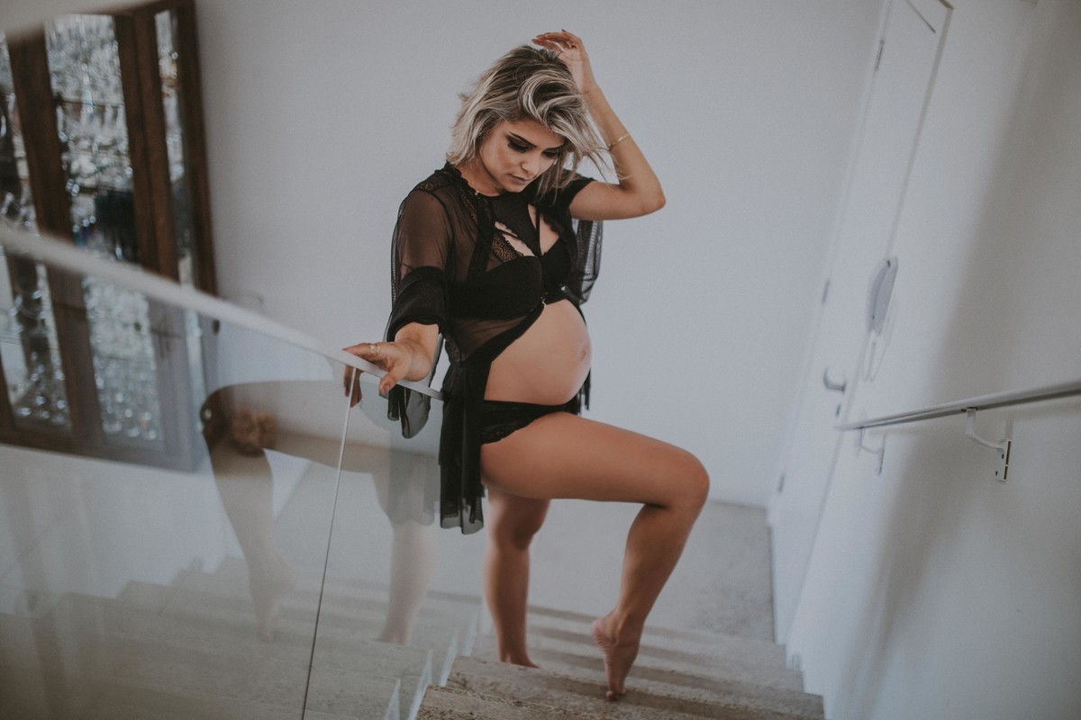 Gestante pregnant ensaio casa home saudável book fotos vitória vila velha roupa leveza bebê gestação neném por sol Golden hour ilha frade neném amor casal belle Cazarotto vestido