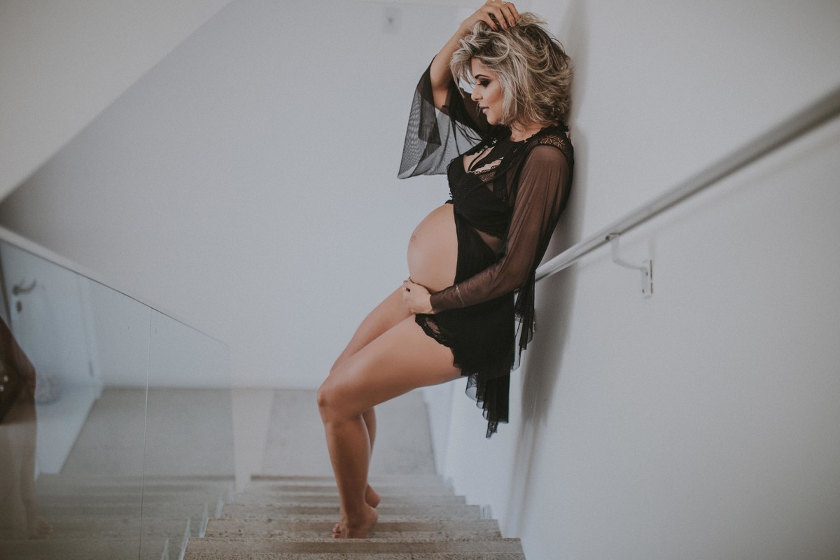 Gestante pregnant ensaio casa home saudável book fotos vitória vila velha roupa leveza bebê gestação neném por sol Golden hour ilha frade neném amor casal belle Cazarotto vestido