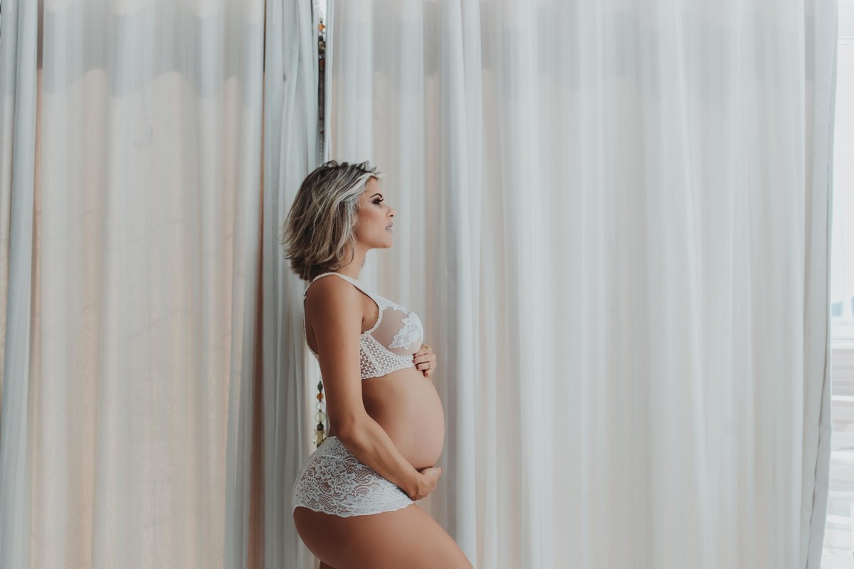 Gestante pregnant ensaio casa home saudável book fotos vitória vila velha roupa leveza bebê gestação neném por sol Golden hour ilha frade neném amor casal belle Cazarotto vestido