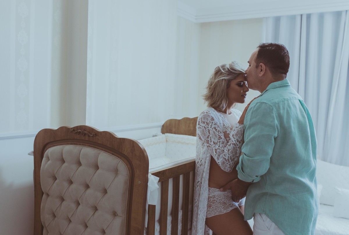 Gestante pregnant ensaio casa home saudável book fotos vitória vila velha roupa leveza bebê gestação neném por sol Golden hour ilha frade neném amor casal belle Cazarotto vestido