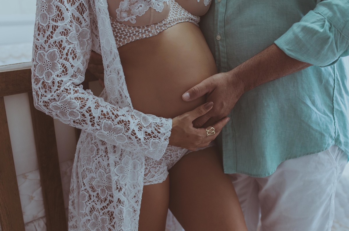 Gestante pregnant ensaio casa home saudável book fotos vitória vila velha roupa leveza bebê gestação neném por sol Golden hour ilha frade neném amor casal belle Cazarotto vestido