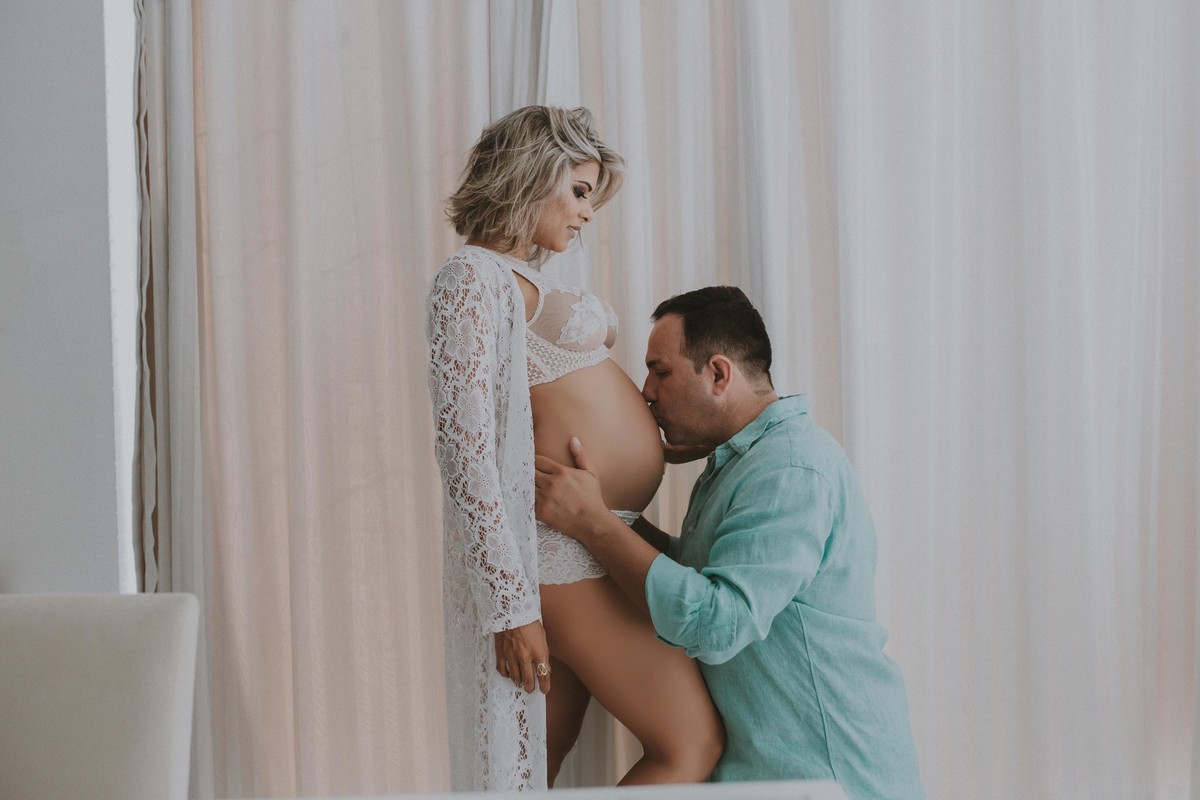 Gestante pregnant ensaio casa home saudável book fotos vitória vila velha roupa leveza bebê gestação neném por sol Golden hour ilha frade neném amor casal belle Cazarotto vestido
