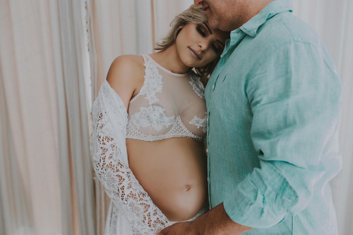 Gestante pregnant ensaio casa home saudável book fotos vitória vila velha roupa leveza bebê gestação neném por sol Golden hour ilha frade neném amor casal belle Cazarotto vestido
