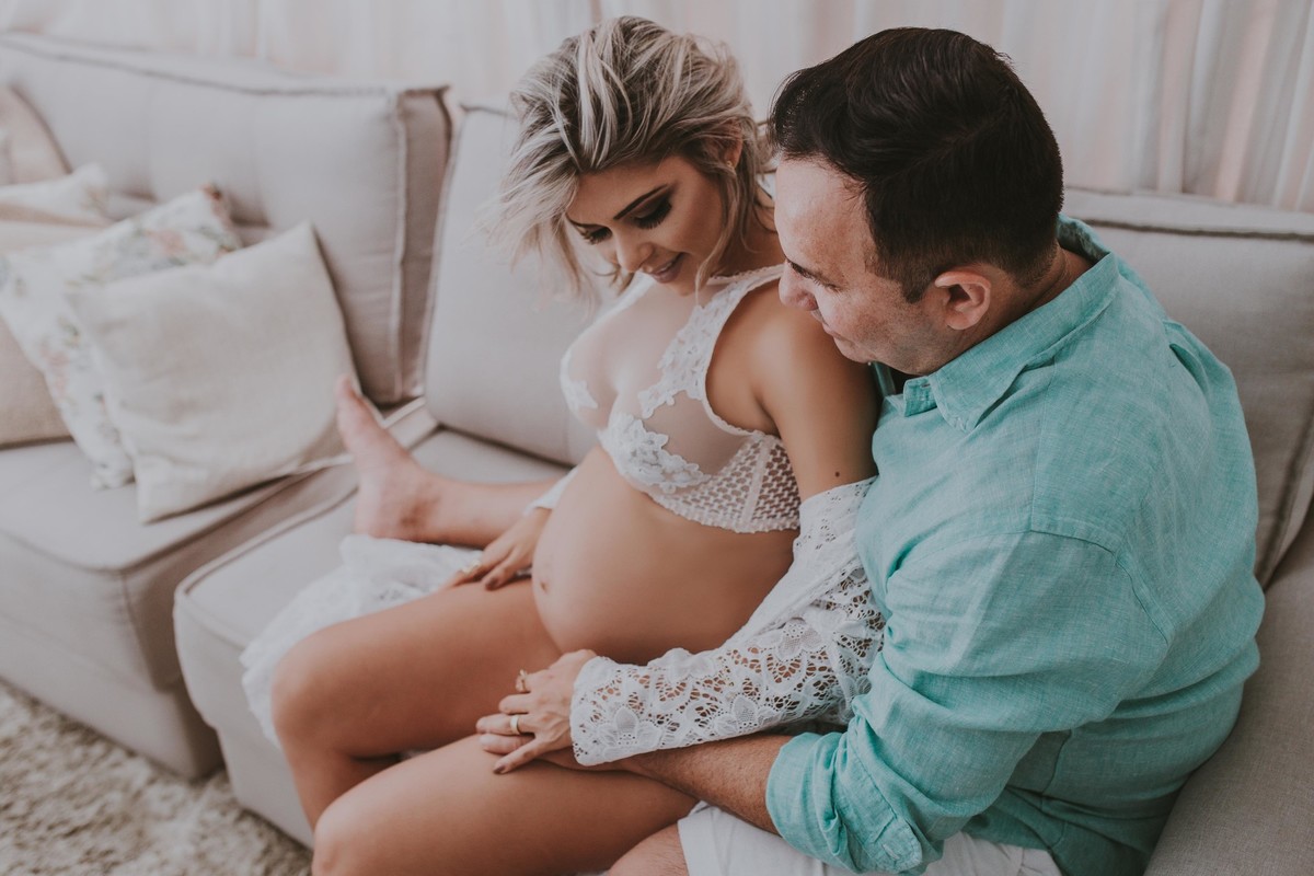 Gestante pregnant ensaio casa home saudável book fotos vitória vila velha roupa leveza bebê gestação neném por sol Golden hour ilha frade neném amor casal belle Cazarotto vestido