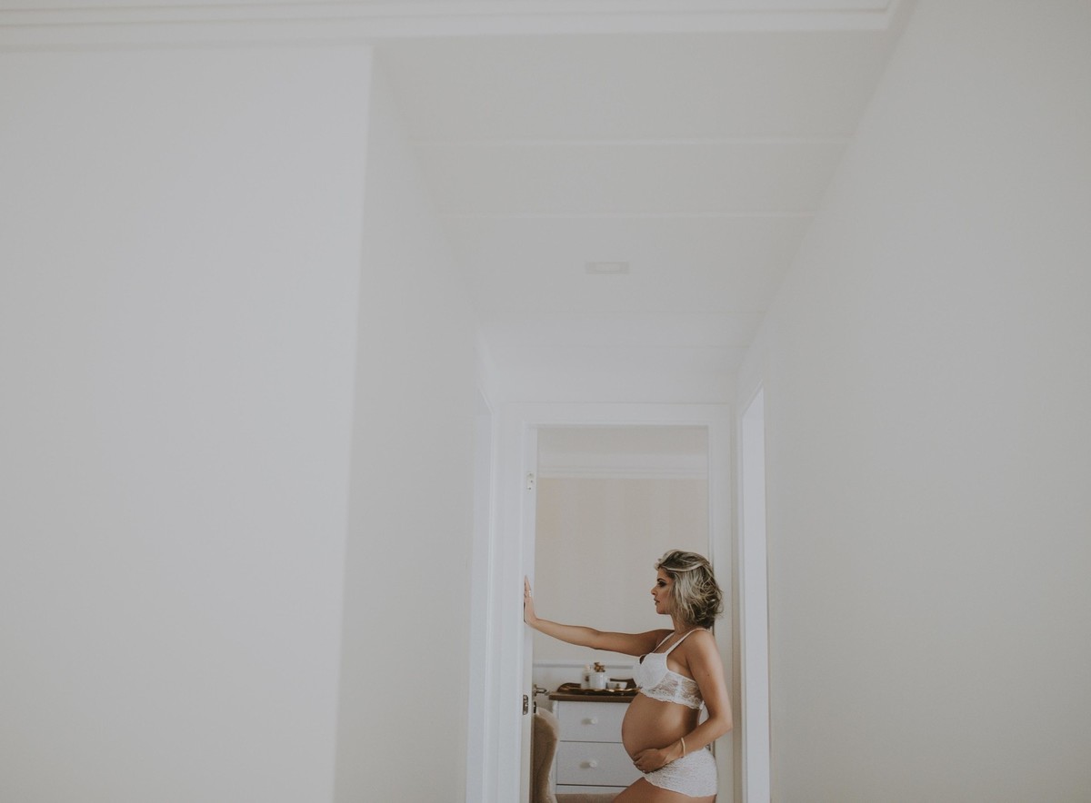 Gestante pregnant ensaio casa home saudável book fotos vitória vila velha roupa leveza bebê gestação neném por sol Golden hour ilha frade neném amor casal belle Cazarotto vestido