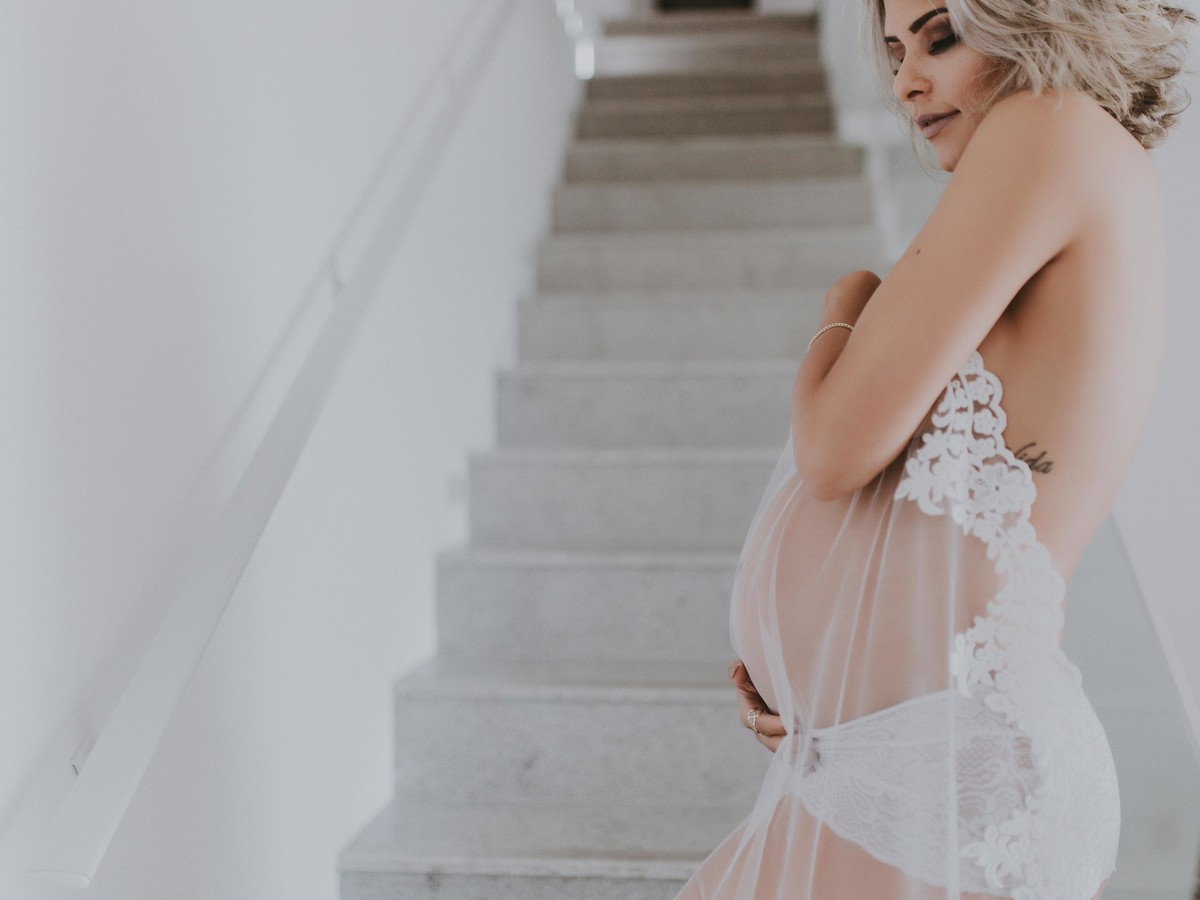 Gestante pregnant ensaio casa home saudável book fotos vitória vila velha roupa leveza bebê gestação neném por sol Golden hour ilha frade neném amor casal belle Cazarotto vestido