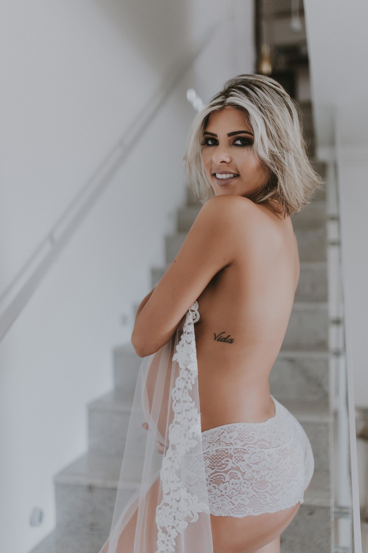 Gestante pregnant ensaio casa home saudável book fotos vitória vila velha roupa leveza bebê gestação neném por sol Golden hour ilha frade neném amor casal belle Cazarotto vestido