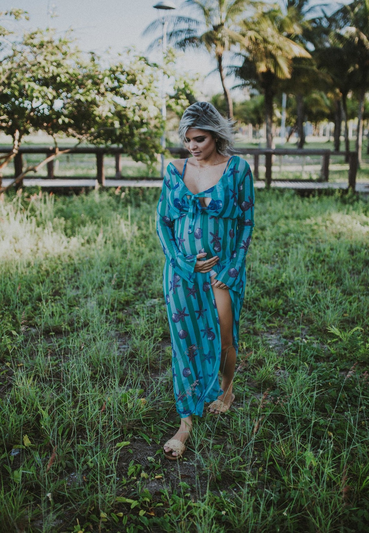 Gestante pregnant ensaio casa home saudável book fotos vitória vila velha roupa leveza bebê gestação neném por sol Golden hour ilha frade neném amor casal belle Cazaroto vestido