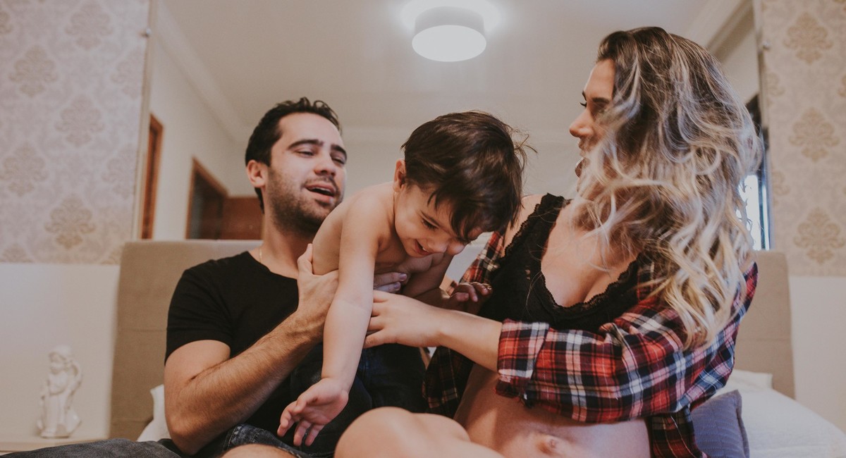Gestante pregnant ensaio casa home saudável book fotos vitória vila velha roupa leveza bebê gestação neném por sol Golden hour ilha frade neném amor casal entredivas gravidiva