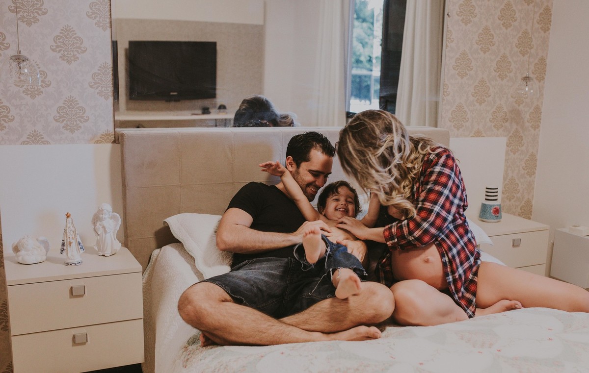Gestante pregnant ensaio casa home saudável book fotos vitória vila velha roupa leveza bebê gestação neném por sol Golden hour ilha frade neném amor casal entredivas gravidiva