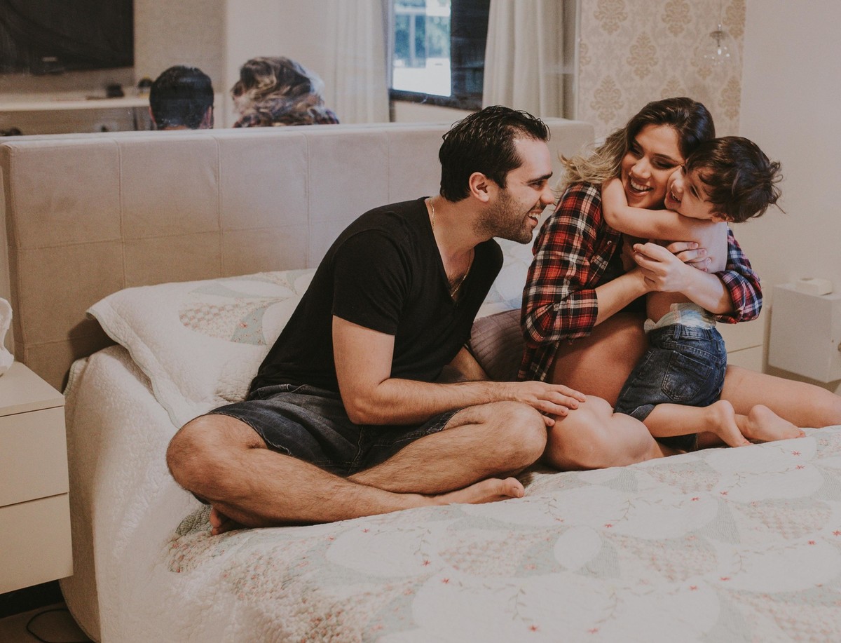 Gestante pregnant ensaio casa home saudável book fotos vitória vila velha roupa leveza bebê gestação neném por sol Golden hour ilha frade neném amor casal entredivas gravidiva