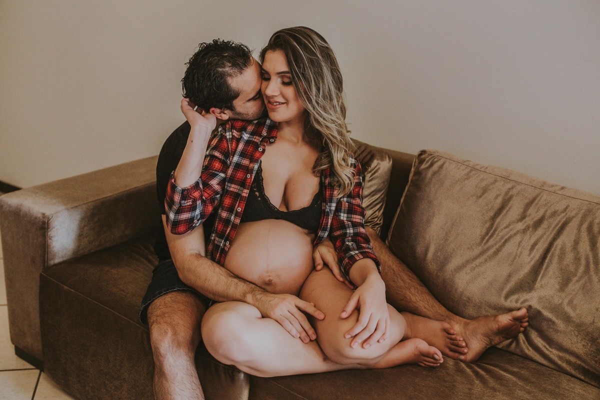Gestante pregnant ensaio casa home saudável book fotos vitória vila velha roupa leveza bebê gestação neném por sol Golden hour ilha frade neném amor casal entredivas gravidiva