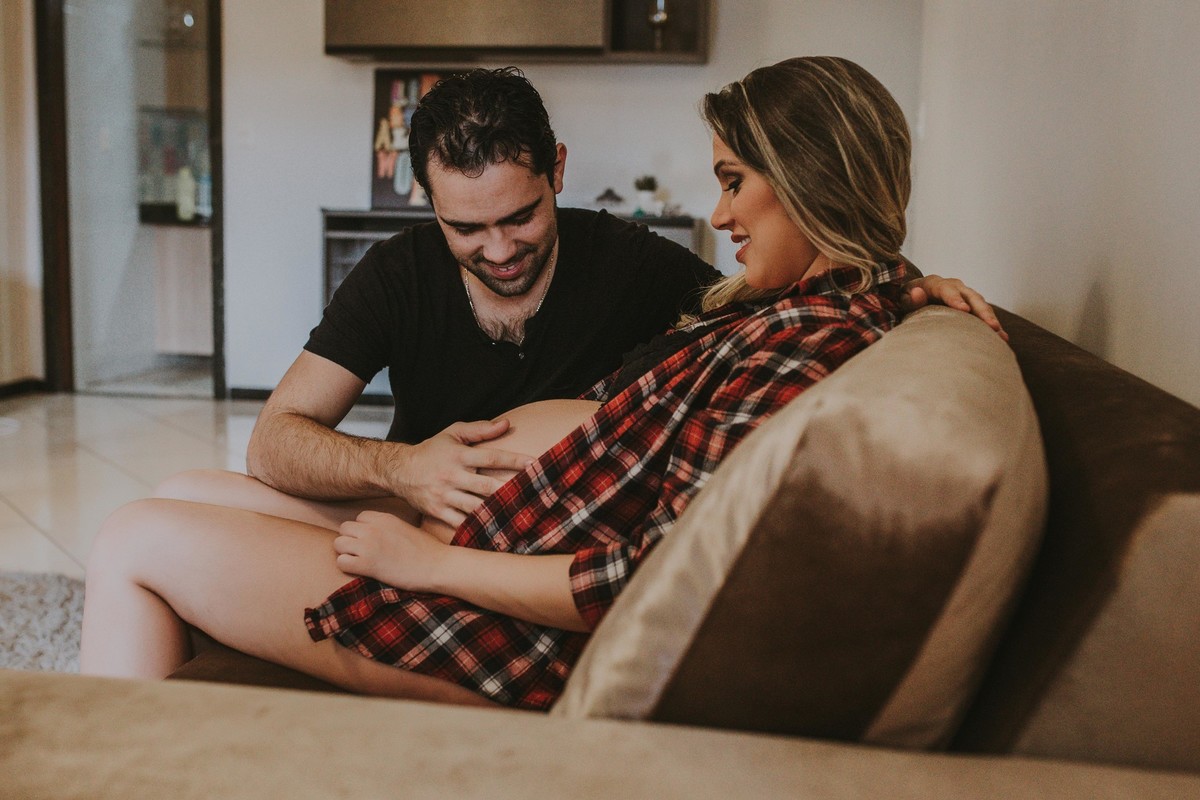 Gestante pregnant ensaio casa home saudável book fotos vitória vila velha roupa leveza bebê gestação neném por sol Golden hour ilha frade neném amor casal entredivas gravidiva
