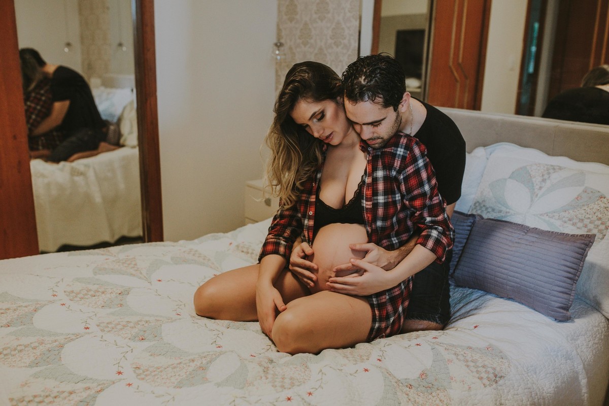 Gestante pregnant ensaio casa home saudável book fotos vitória vila velha roupa leveza bebê gestação neném por sol Golden hour ilha frade neném amor casal entredivas gravidiva