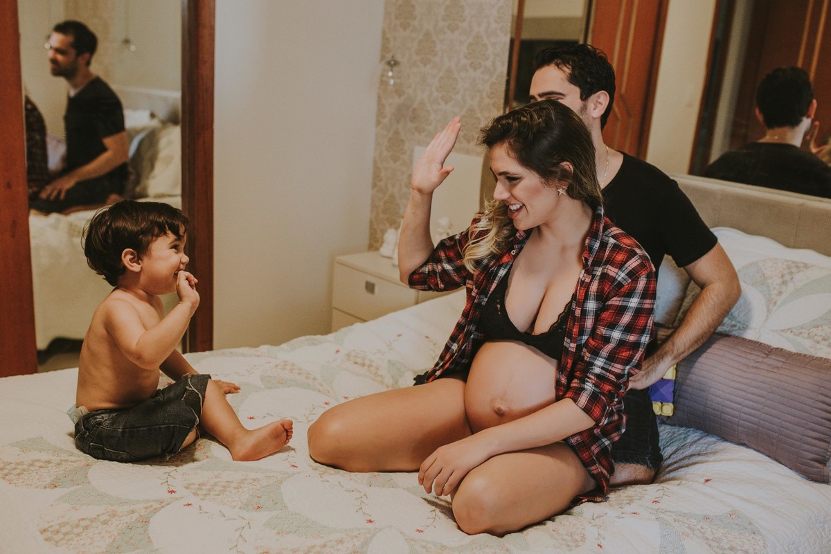 Gestante pregnant ensaio casa home saudável book fotos vitória vila velha roupa leveza bebê gestação neném por sol Golden hour ilha frade neném amor casal entredivas gravidiva