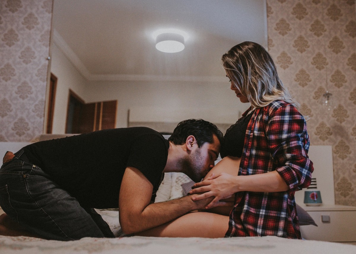 Gestante pregnant ensaio casa home saudável book fotos vitória vila velha roupa leveza bebê gestação neném por sol Golden hour ilha frade neném amor casal entredivas gravidiva