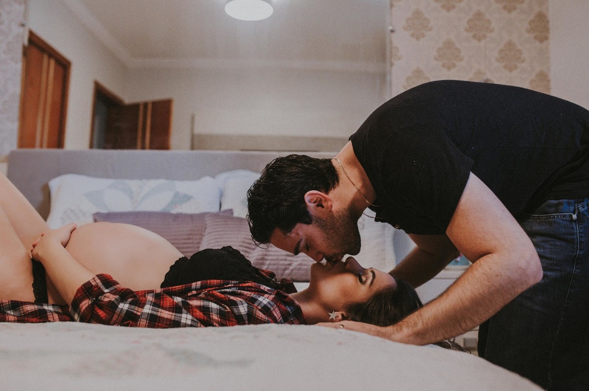 Gestante pregnant ensaio casa home saudável book fotos vitória vila velha roupa leveza bebê gestação neném por sol Golden hour ilha frade neném amor casal entredivas gravidiva
