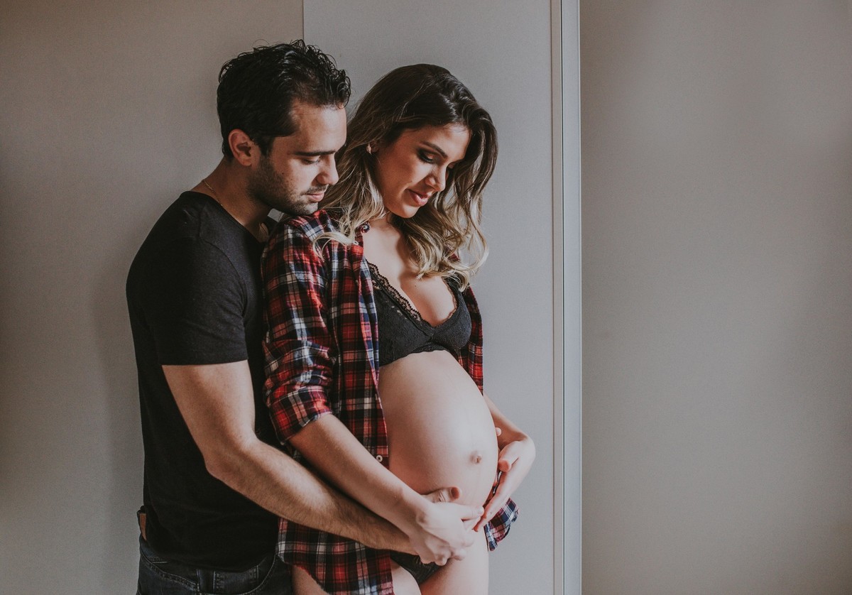 Gestante pregnant ensaio casa home saudável book fotos vitória vila velha roupa leveza bebê gestação neném por sol Golden hour ilha frade neném amor casal entredivas gravidiva