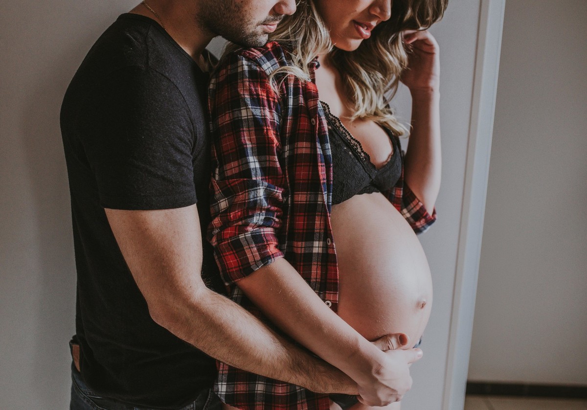 Gestante pregnant ensaio casa home saudável book fotos vitória vila velha roupa leveza bebê gestação neném por sol Golden hour ilha frade neném amor casal entredivas gravidiva