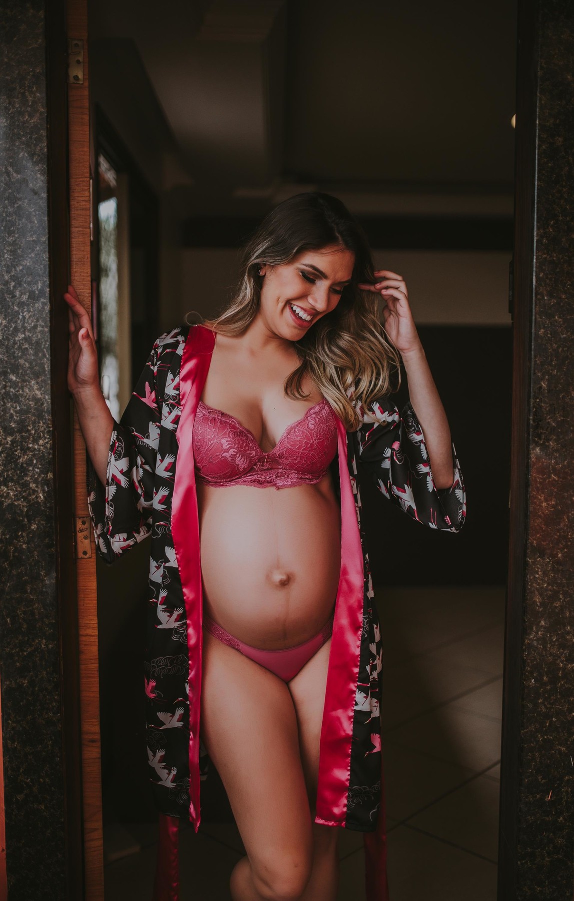 Gestante pregnant ensaio casa home saudável book fotos vitória vila velha roupa leveza bebê gestação neném por sol Golden hour ilha frade neném amor casal entredivas gravidiva