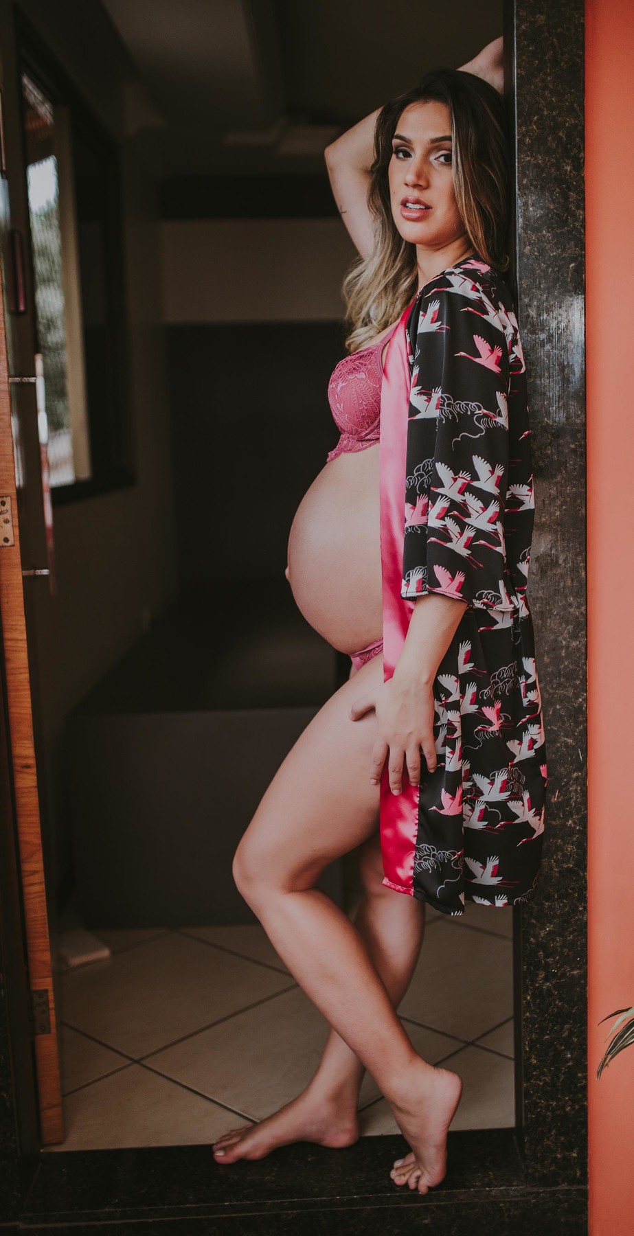 Gestante pregnant ensaio casa home saudável book fotos vitória vila velha roupa leveza bebê gestação neném por sol Golden hour ilha frade neném amor casal entredivas gravidiva