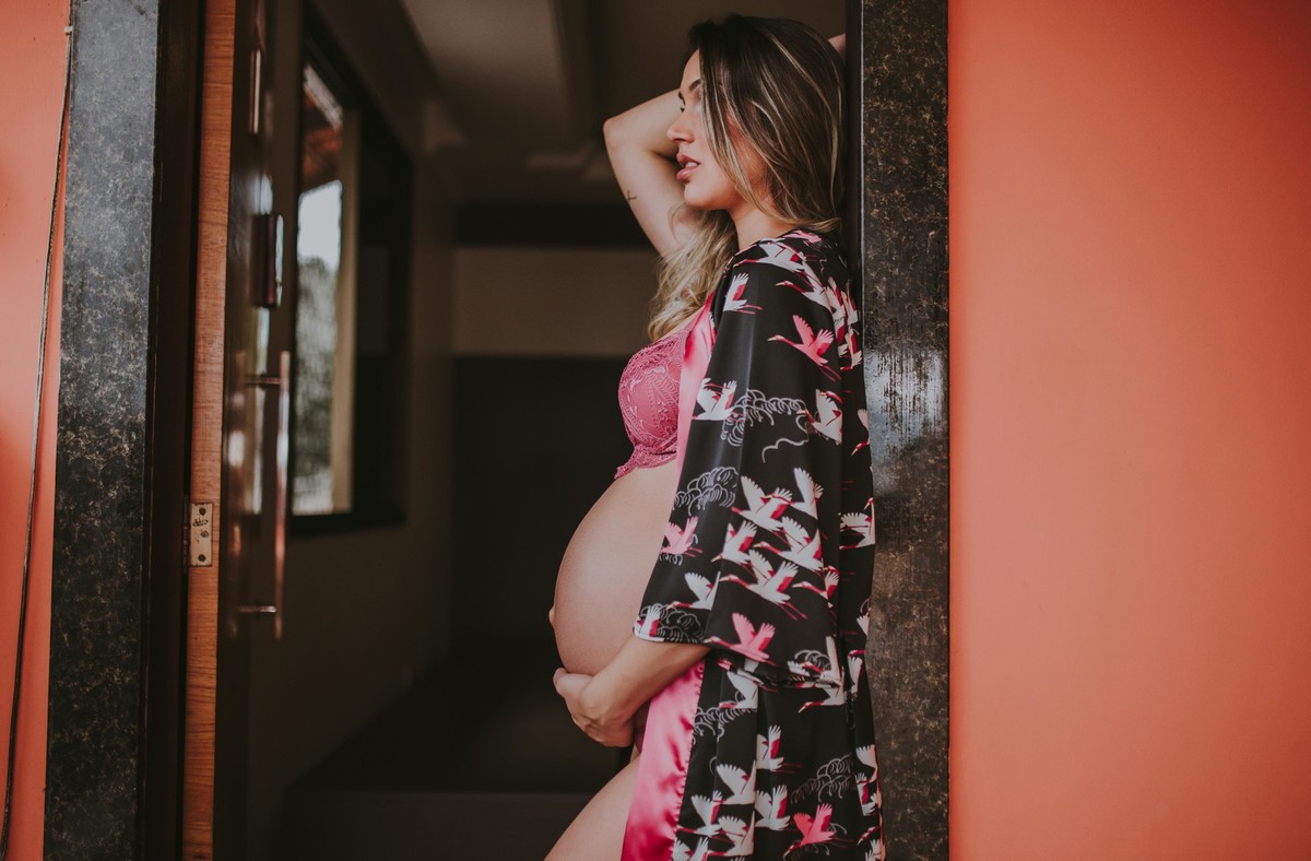 Gestante pregnant ensaio casa home saudável book fotos vitória vila velha roupa leveza bebê gestação neném por sol Golden hour ilha frade neném amor casal entredivas gravidiva