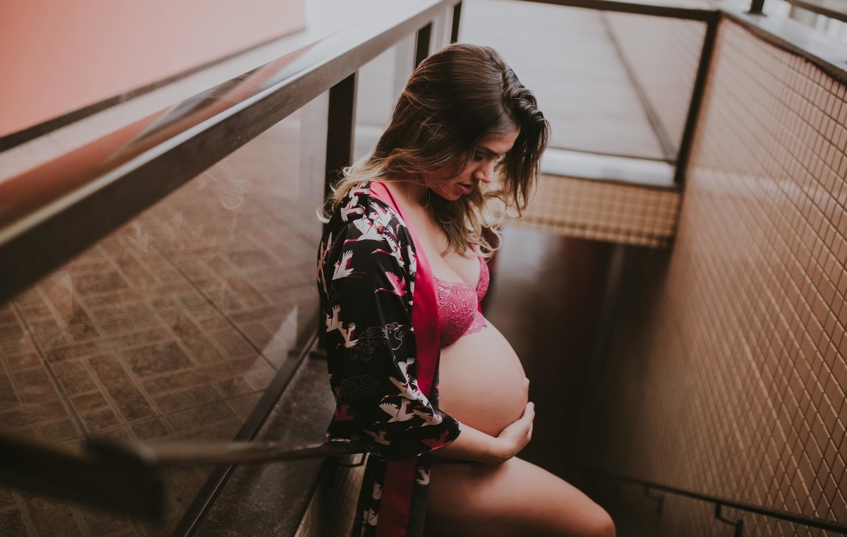 Gestante pregnant ensaio casa home saudável book fotos vitória vila velha roupa leveza bebê gestação neném por sol Golden hour ilha frade neném amor casal entredivas gravidiva