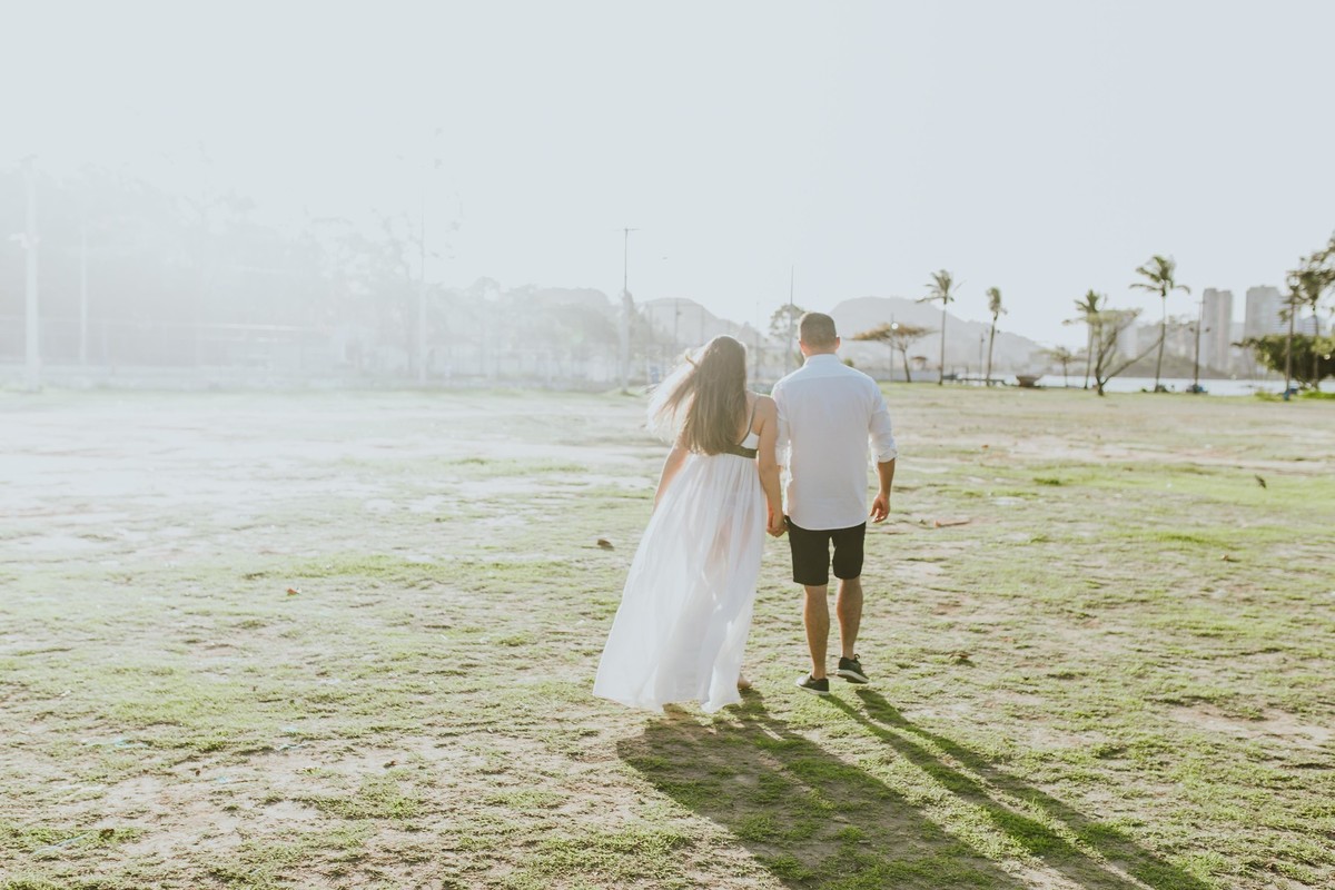 Gestante pregnant ensaio saudável book fotos vitória vila velha roupa leveza bebê gestação neném por sol Golden hour ilha frade neném amor casal fusca diamante prainha convento