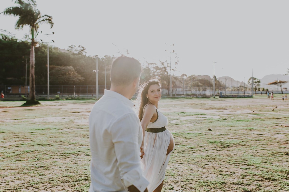 Gestante pregnant ensaio saudável book fotos vitória vila velha roupa leveza bebê gestação neném por sol Golden hour ilha frade neném amor casal fusca diamante prainha convento