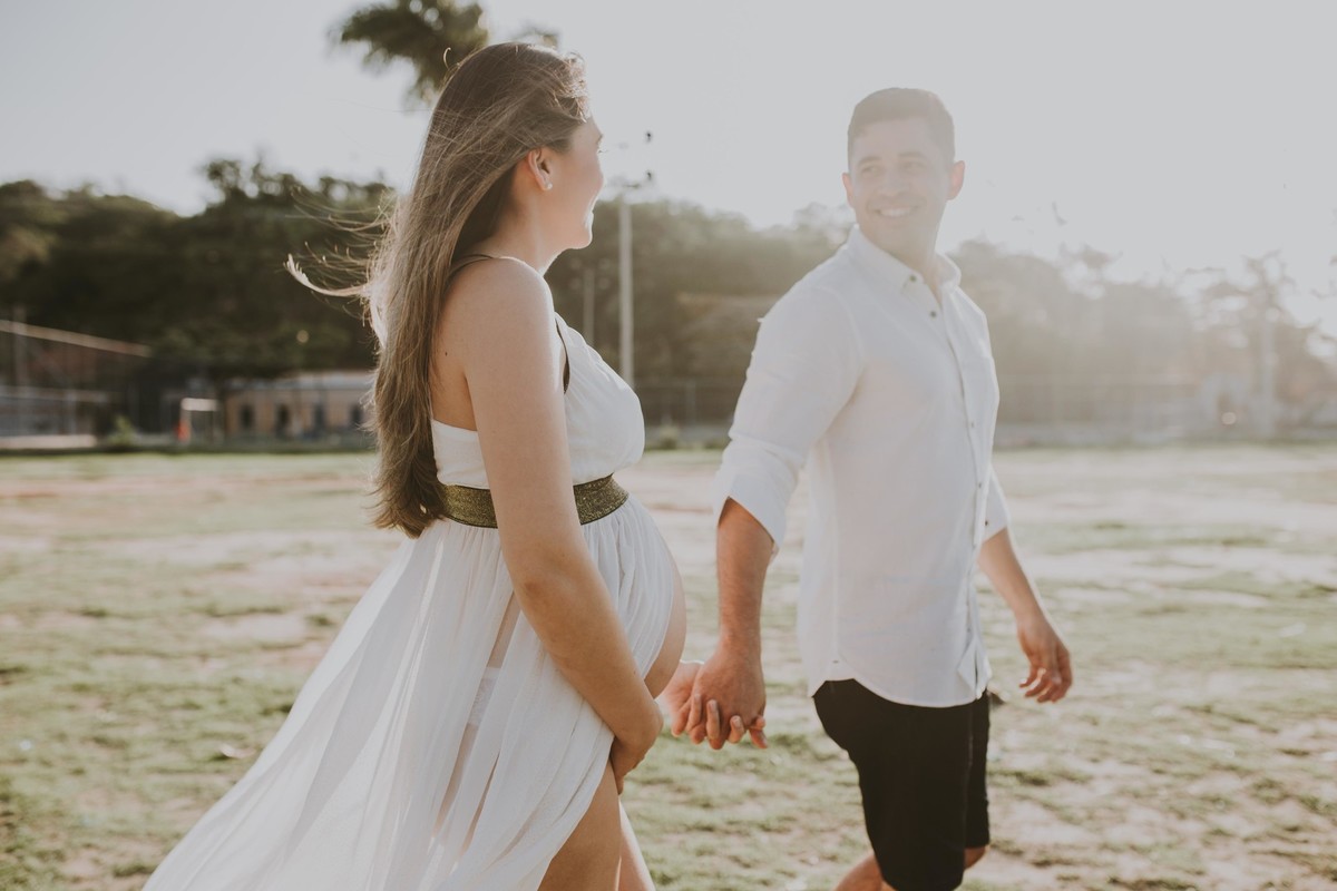 Gestante pregnant ensaio saudável book fotos vitória vila velha roupa leveza bebê gestação neném por sol Golden hour ilha frade neném amor casal fusca diamante prainha convento