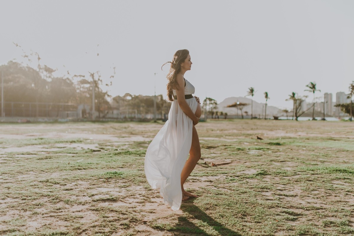 Gestante pregnant ensaio saudável book fotos vitória vila velha roupa leveza bebê gestação neném por sol Golden hour ilha frade neném amor casal fusca diamante prainha convento