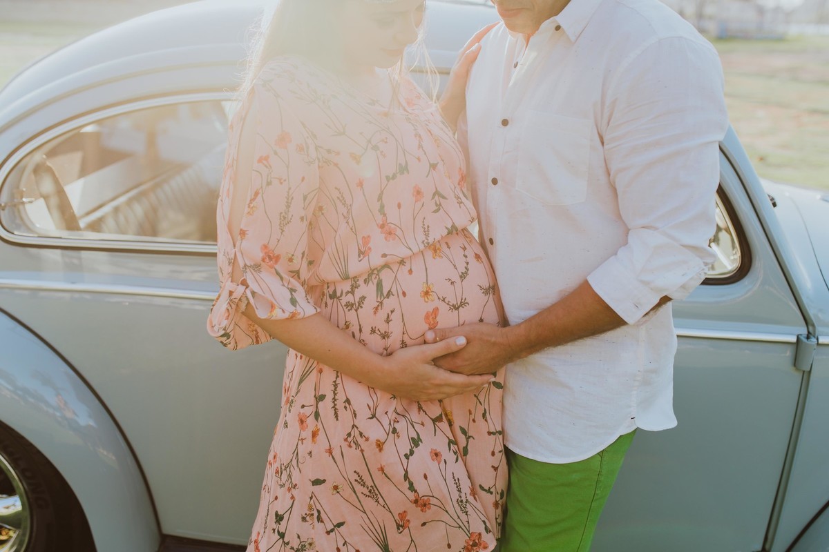Gestante pregnant ensaio saudável book fotos vitória vila velha roupa leveza bebê gestação neném por sol Golden hour ilha frade neném amor casal fusca diamante prainha convento