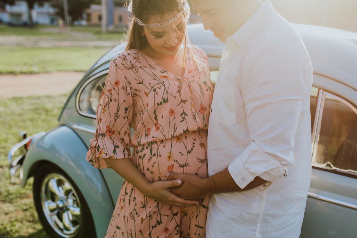 Gestante pregnant ensaio saudável book fotos vitória vila velha roupa leveza bebê gestação neném por sol Golden hour ilha frade neném amor casal fusca diamante prainha convento