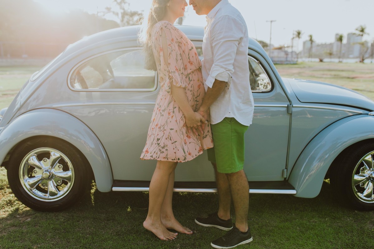 Gestante pregnant ensaio saudável book fotos vitória vila velha roupa leveza bebê gestação neném por sol Golden hour ilha frade neném amor casal fusca diamante prainha convento