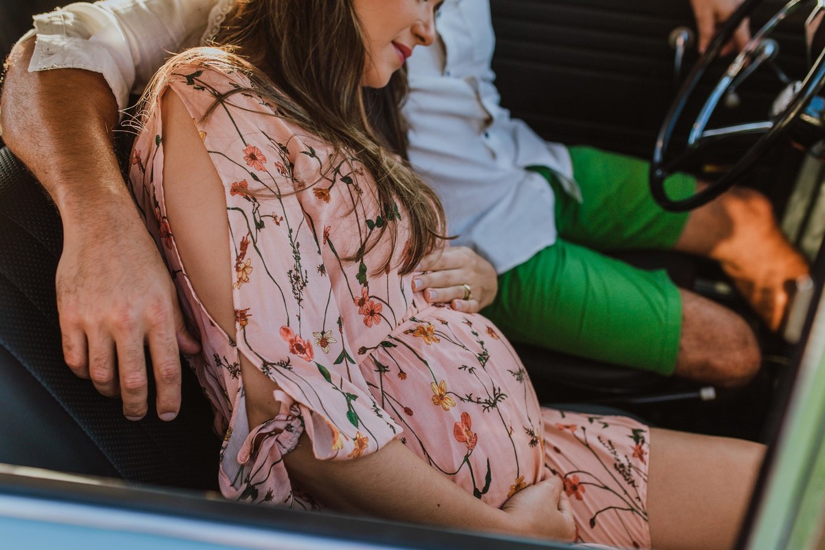 Gestante pregnant ensaio saudável book fotos vitória vila velha roupa leveza bebê gestação neném por sol Golden hour ilha frade neném amor casal fusca diamante prainha convento