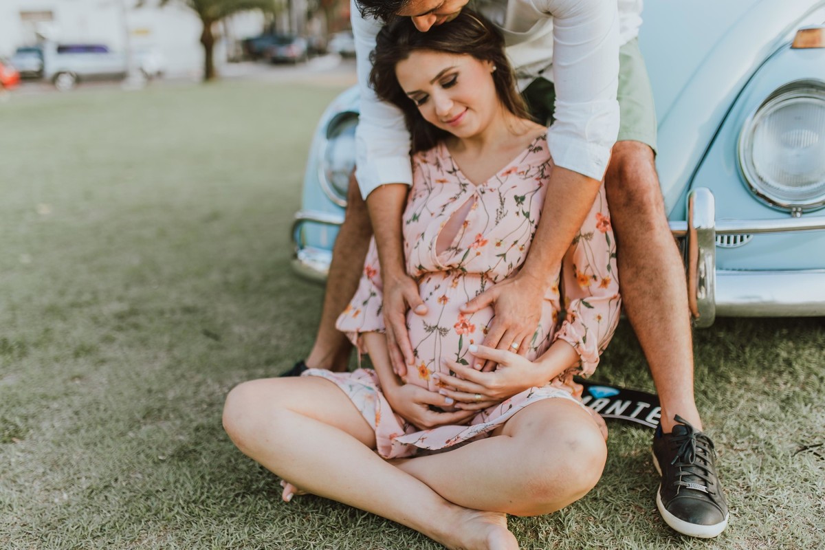Gestante pregnant ensaio saudável book fotos vitória vila velha roupa leveza bebê gestação neném por sol Golden hour ilha frade neném amor casal fusca diamante prainha convento