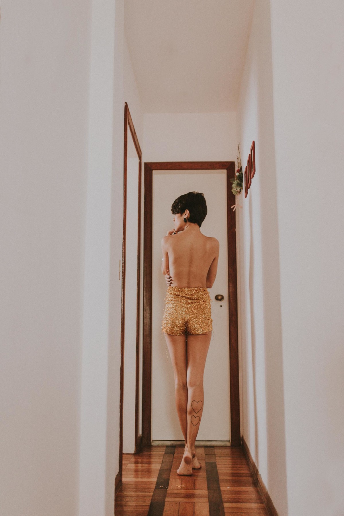 v