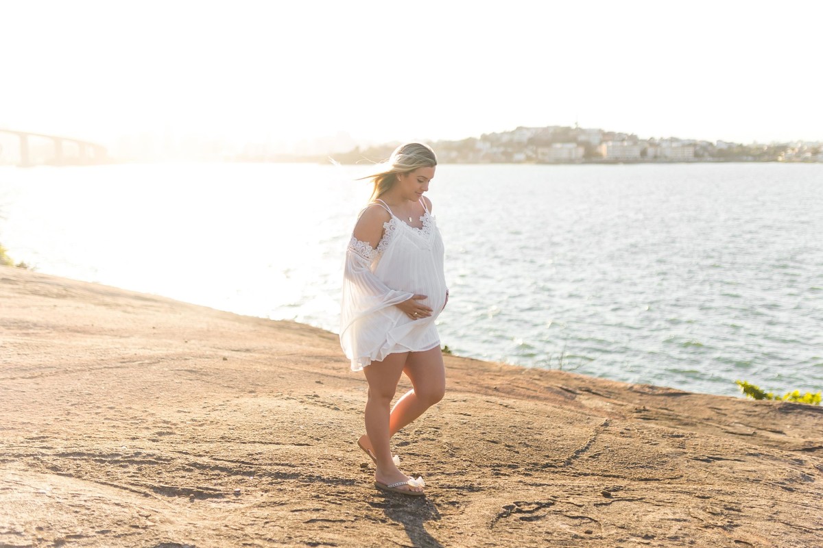 Gestante pregnant ensaio saudável book fotos vitória vila velha roupa leveza bebê gestação neném pôr sol Golden hour pousada farol morro moreno loira