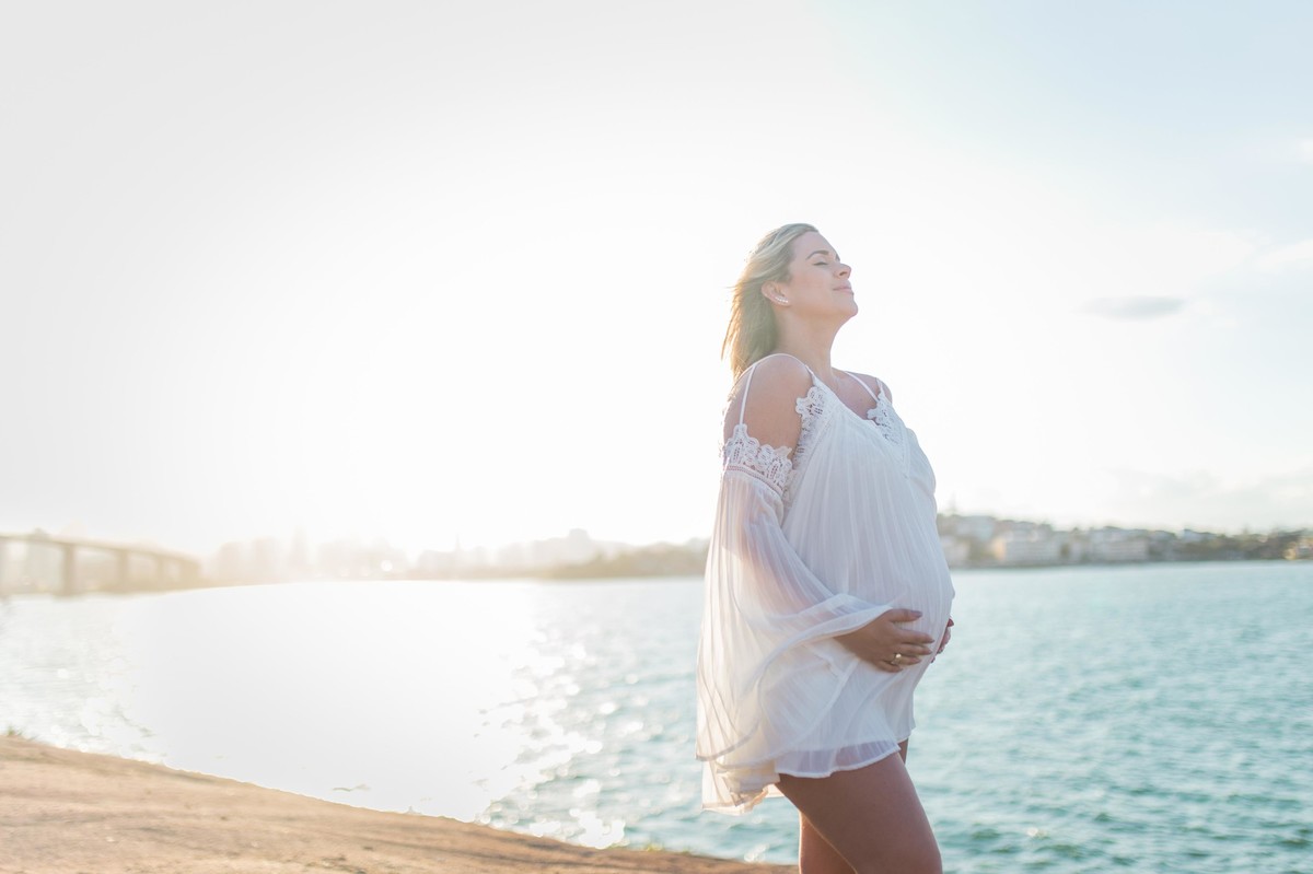 Gestante pregnant ensaio saudável book fotos vitória vila velha roupa leveza bebê gestação neném pôr sol Golden hour pousada farol morro moreno loira