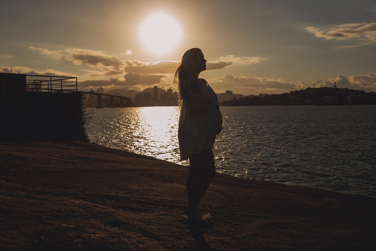 Gestante pregnant ensaio saudável book fotos vitória vila velha roupa leveza bebê gestação neném pôr sol Golden hour pousada farol morro moreno loira