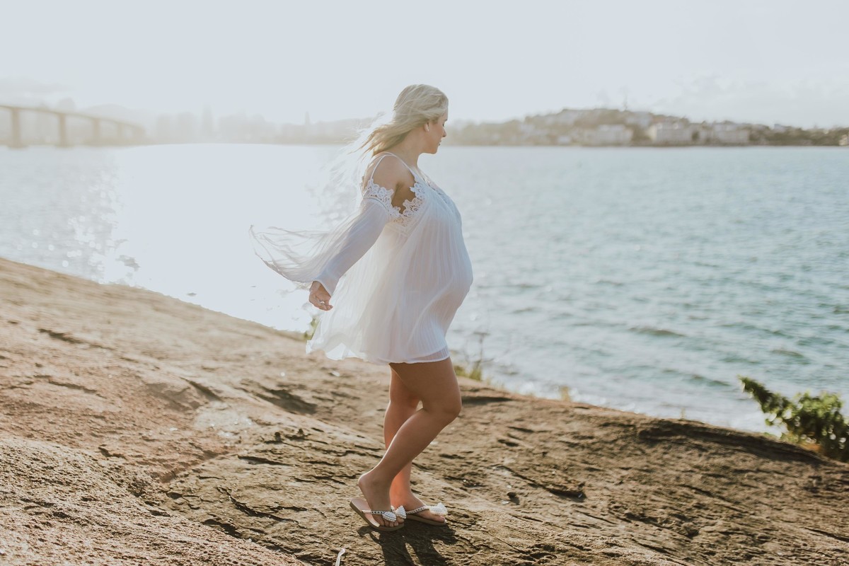 Gestante pregnant ensaio saudável book fotos vitória vila velha roupa leveza bebê gestação neném pôr sol Golden hour pousada farol morro moreno loira