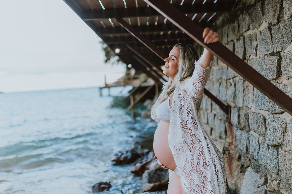 Gestante pregnant ensaio saudável book fotos vitória vila velha roupa leveza bebê gestação neném pôr sol Golden hour pousada farol morro moreno loira