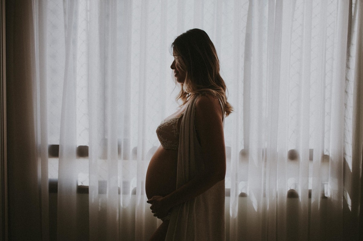 Gestante pregnant ensaio fotografico saudável book fotos vitória vila velha roupa leveza bebê segunda gestação neném fotografa loungerie beleza dentro casa lifestyle