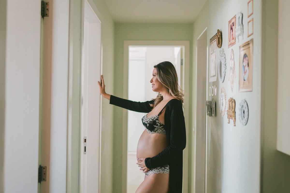 Gestante pregnant ensaio fotografico saudável book fotos vitória vila velha roupa leveza bebê segunda gestação neném fotografa loungerie beleza dentro casa lifestyle